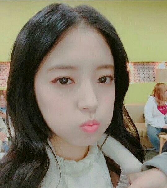 韩国艺人李世英青涩笑容展现温婉可人气质