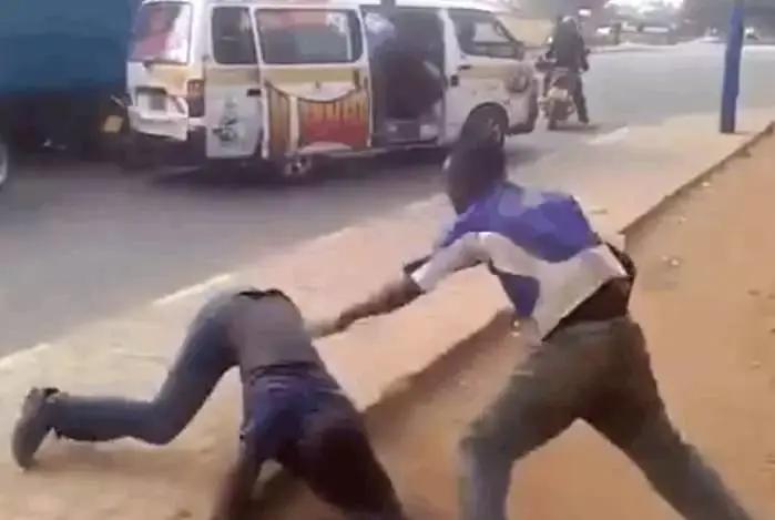 街头两男子打架,慢吞吞晃悠悠,网友:饿得站不稳了