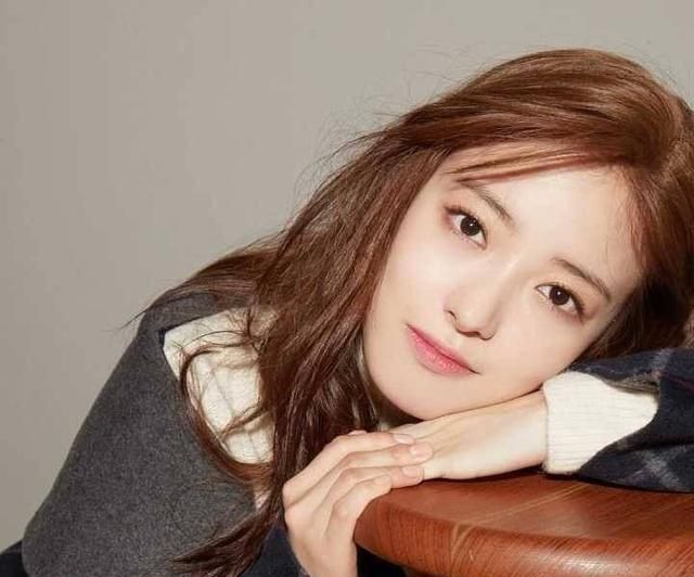 韩国艺人李世英青涩笑容展现温婉可人气质