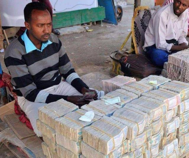 非洲钱最多的国家,纸币多到让人烦恼,大家都是"亿万富翁"