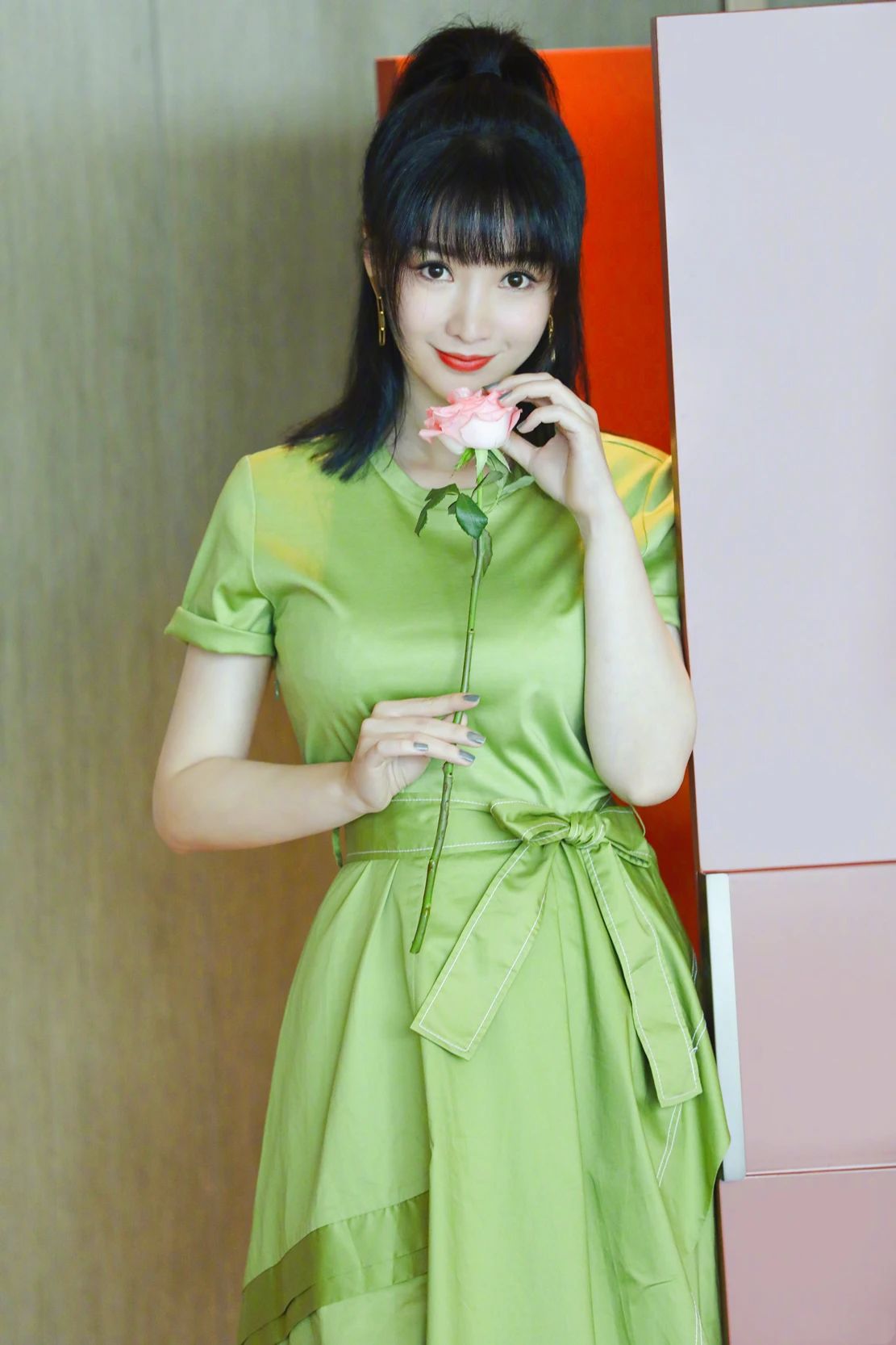 一袭翠绿色长裙,仿若一个青苹果