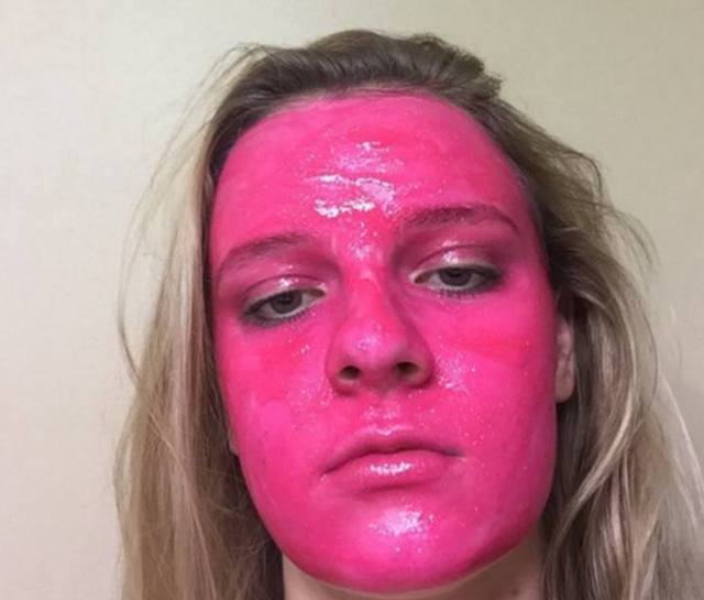 外国美女将红色颜料涂在脸上,结果悲剧了,网友:不作就不会死