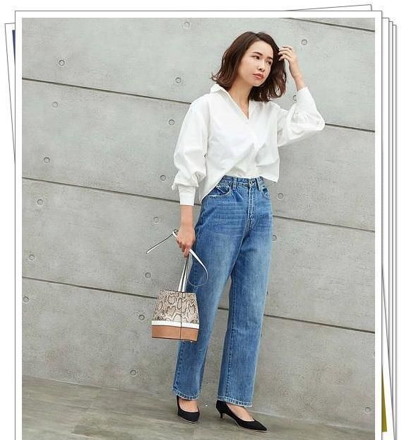 直筒牛仔裤将本季流行的后镂空上衣与时髦的紧身牛仔裤进行搭配.