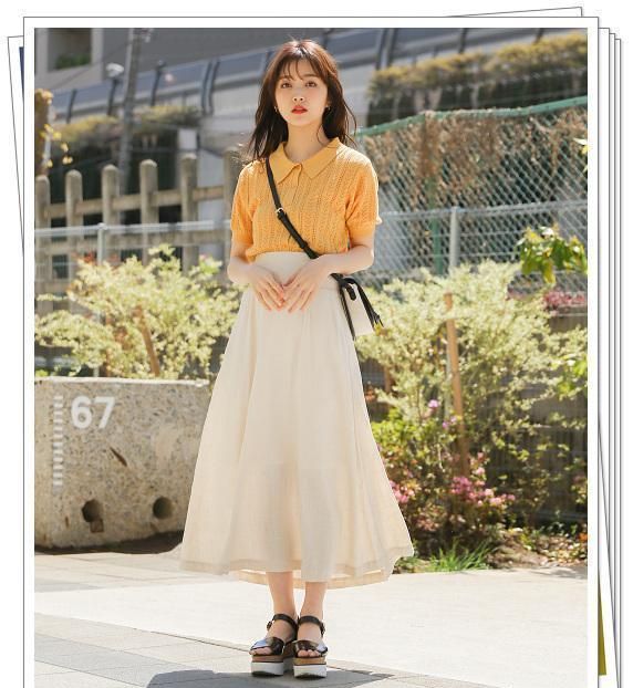 现在流行的polo衫,选择了漂亮的橘黄色.镂空针织会使你感到女性化.