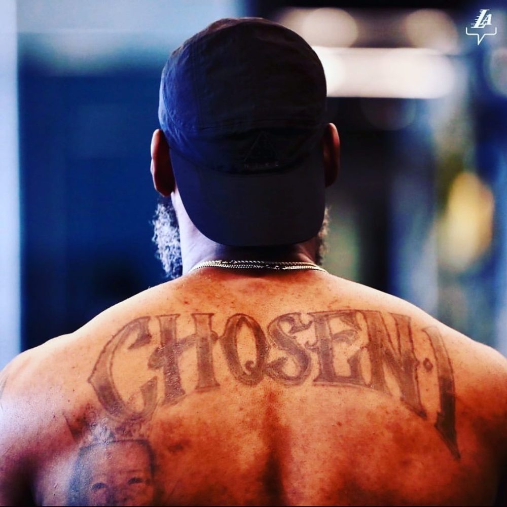 詹姆斯迷彩口罩帅气十足,后背天选之子霸气纹身|詹姆斯|湖人|纹身