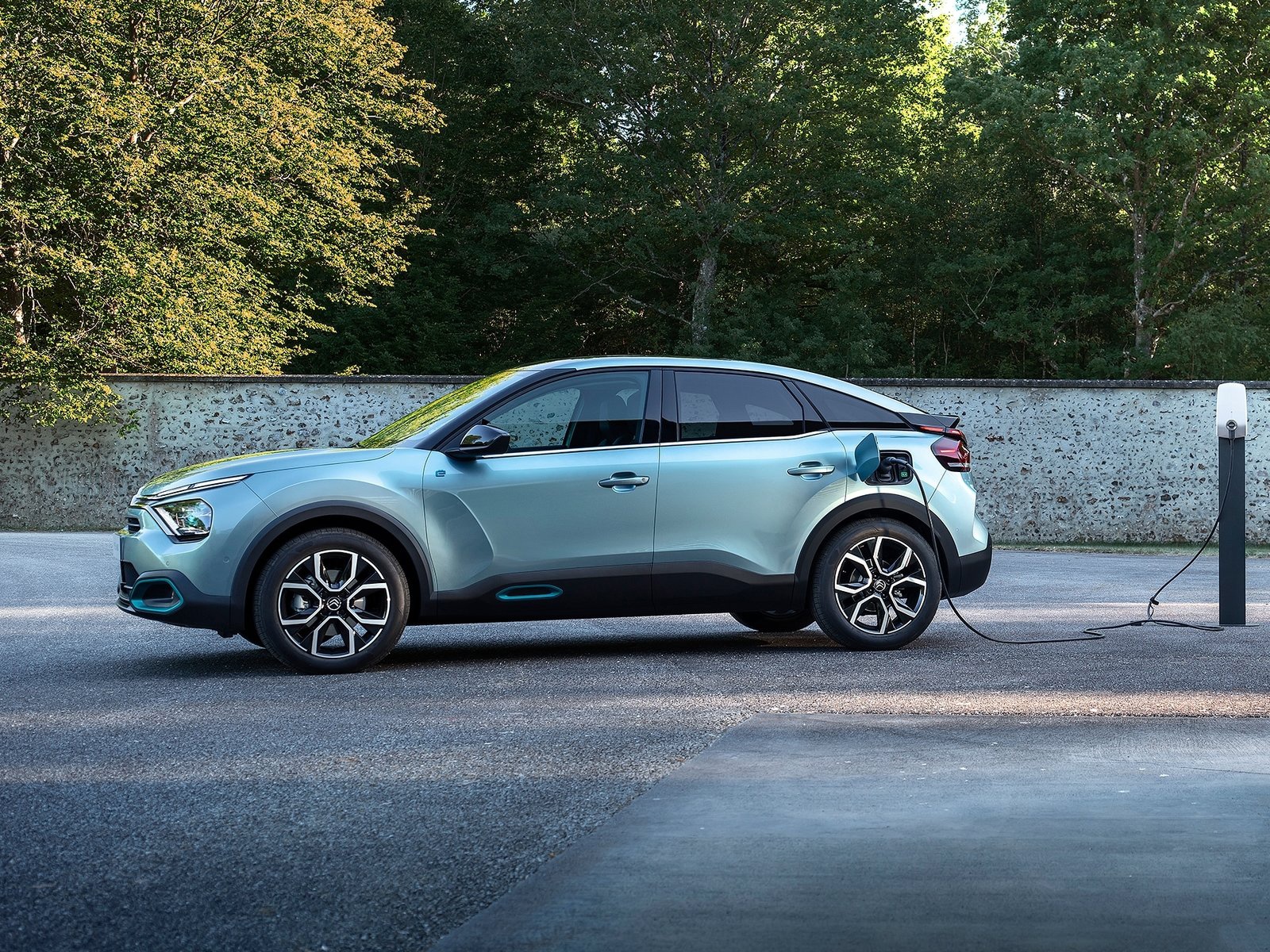 雪铁龙全新c4发布,采用轿跑风格设计,并有多个动力版本!