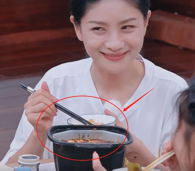 也难免会有点不太健康,女明星在节目中吃这种火锅,也是十分接地气了