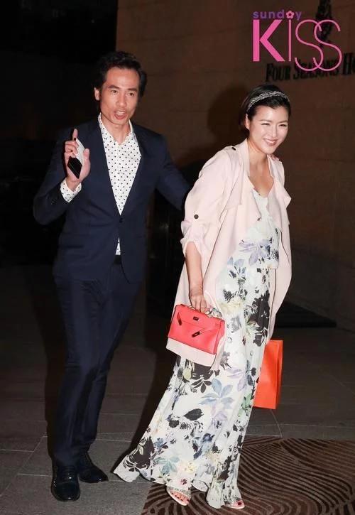 香港演员陈豪妻子罕见露面,穿黑t恤搭碎花裙,全身散发优雅气质