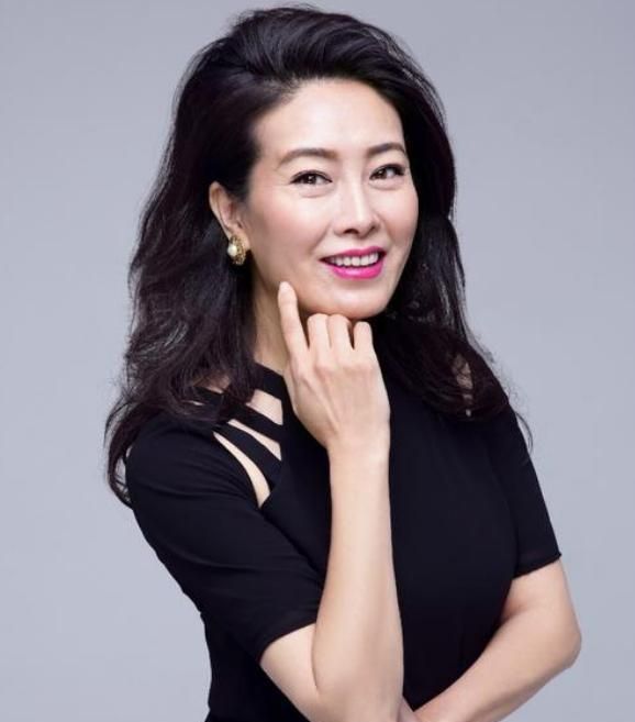 与申军谊同居8年被抛弃,转身嫁他好兄弟,如今结婚20年被宠成宝