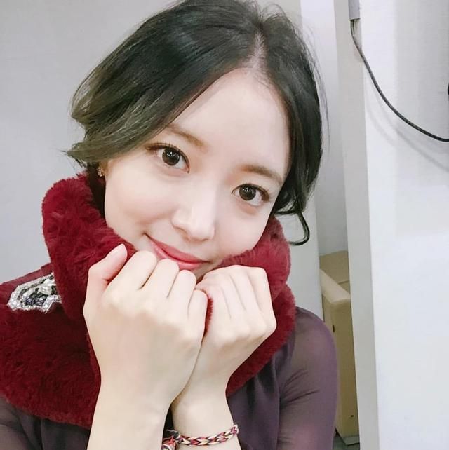 韩国艺人李世英青涩笑容展现温婉可人气质