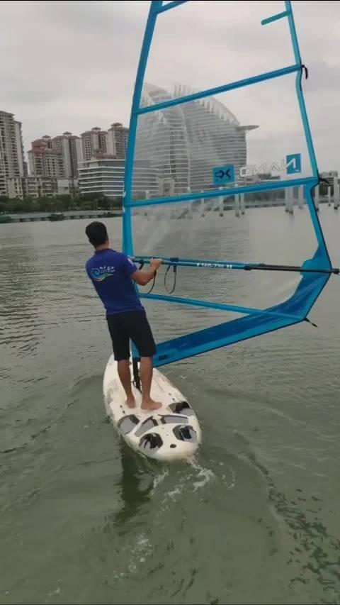 帆板迎转向风顺风转向示范教学！_新浪新闻