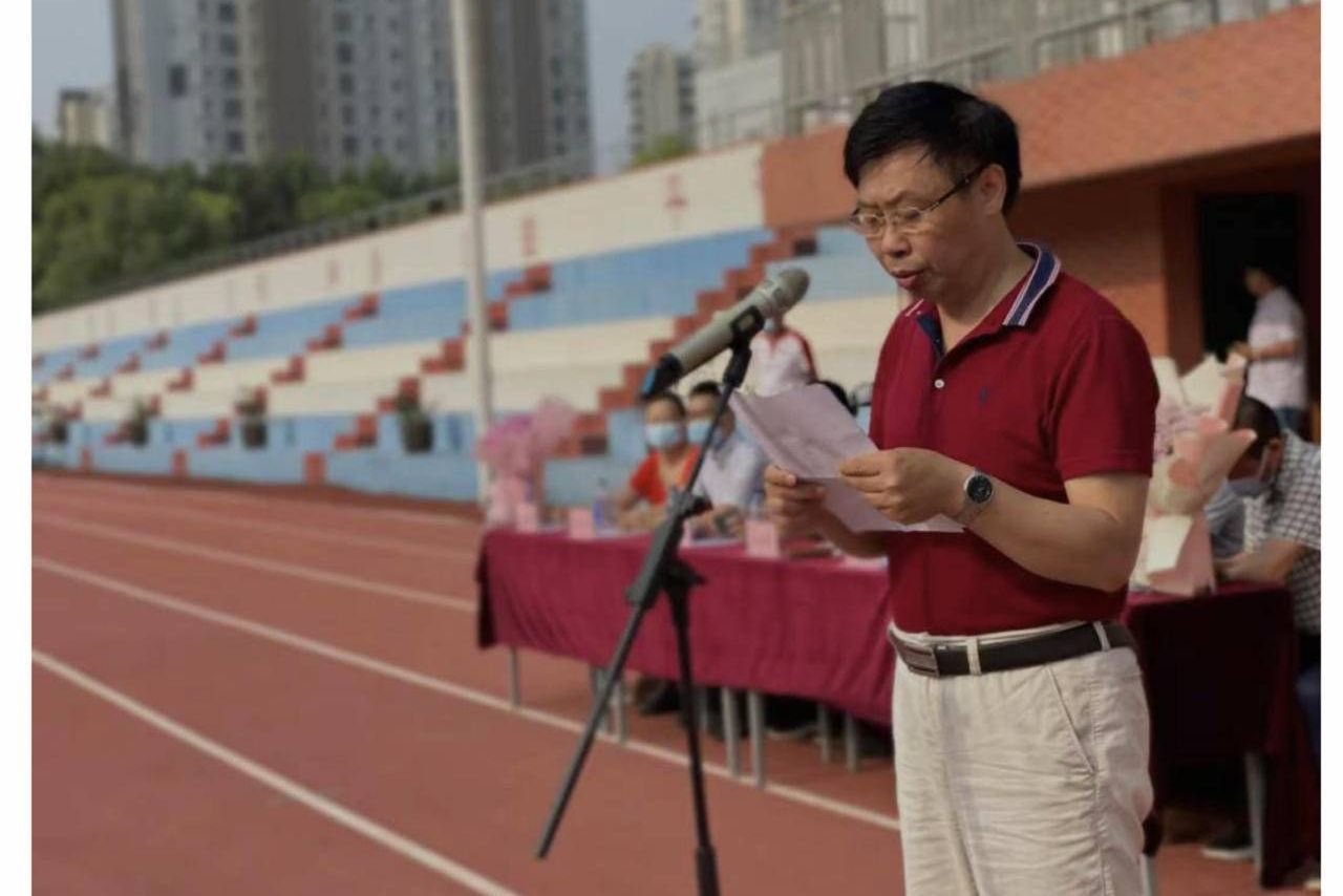 汉铁高中校长毛晓峰回顾了学子们在母校三年的美好时光,他希望大家不