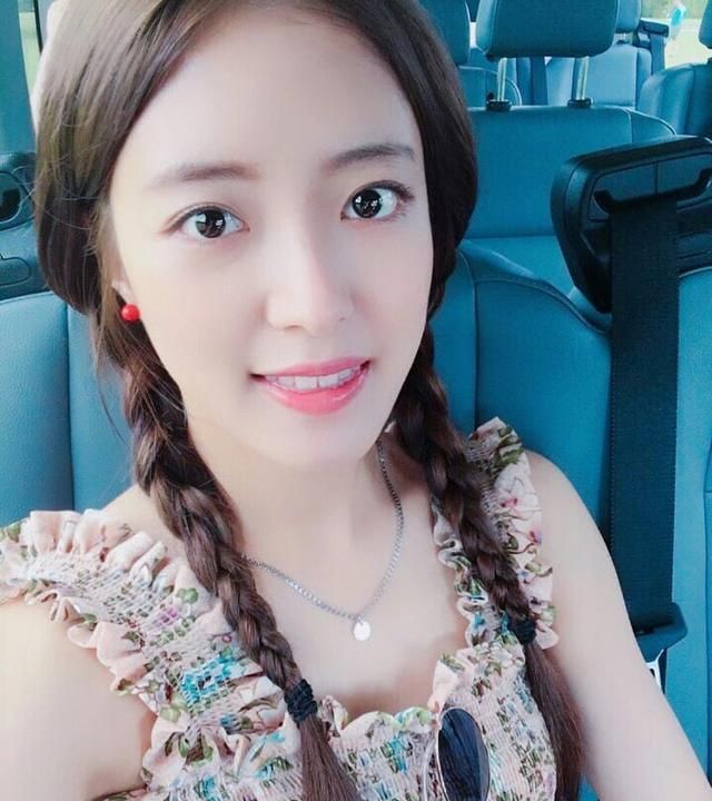 韩国艺人李世英青涩笑容展现温婉可人气质