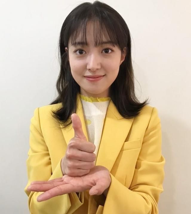 韩国艺人李世英青涩笑容展现温婉可人气质