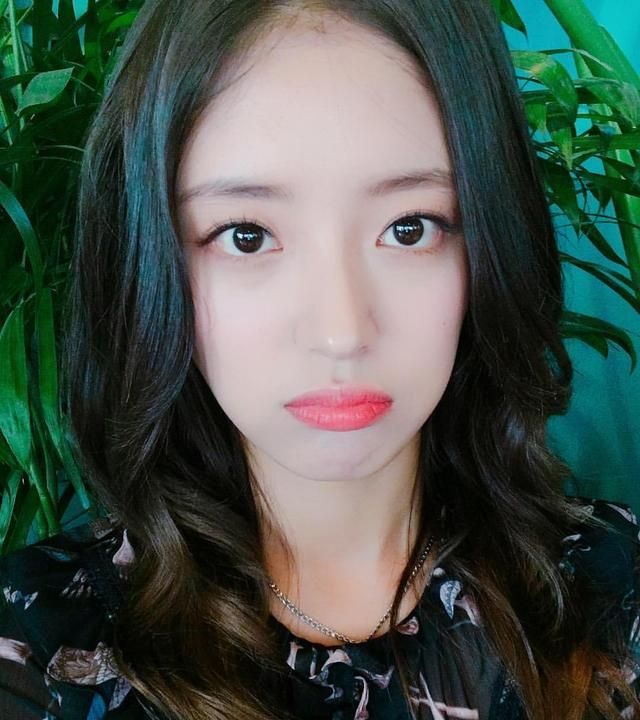 韩国艺人李世英青涩笑容展现温婉可人气质