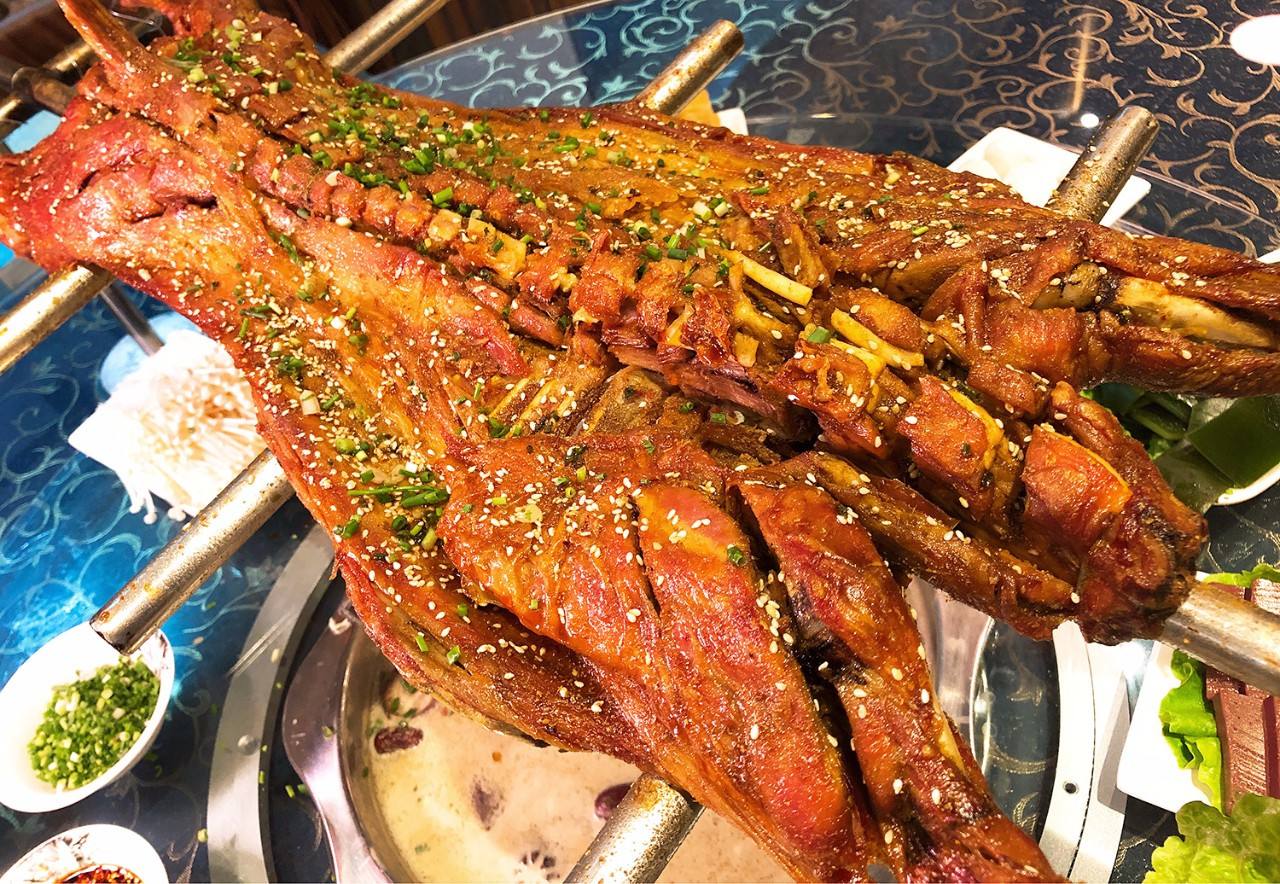 什么,那就是肉呀,大部分游客最喜欢的就是烤肉,烤羊肉,烤全羊,烤羊腿