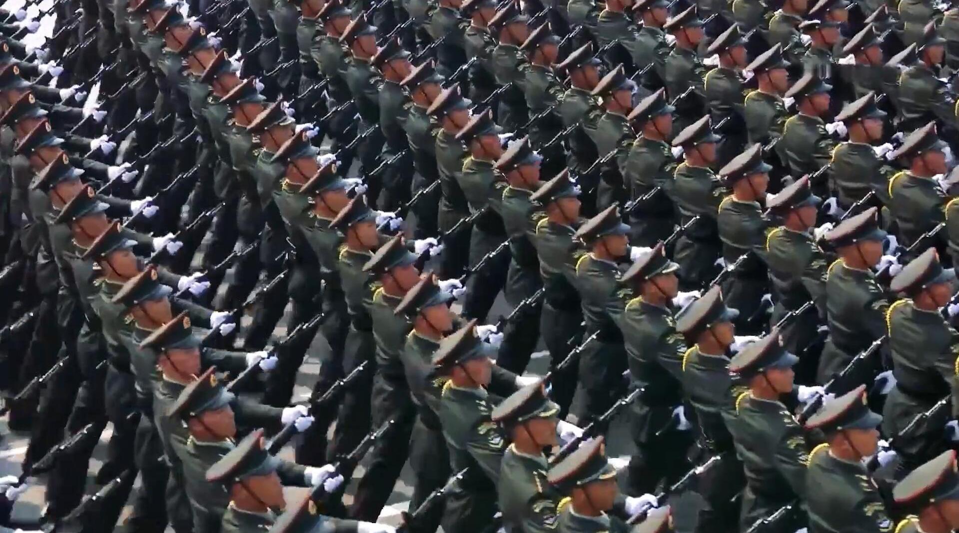 新中国70周年大阅兵,陆军方队接受检阅,正步劈枪威武霸气!