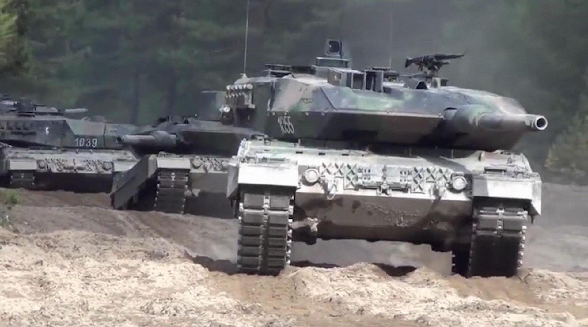 德国豹2a5坦克实弹射击演练,视觉效果绝对称得上军事大片!