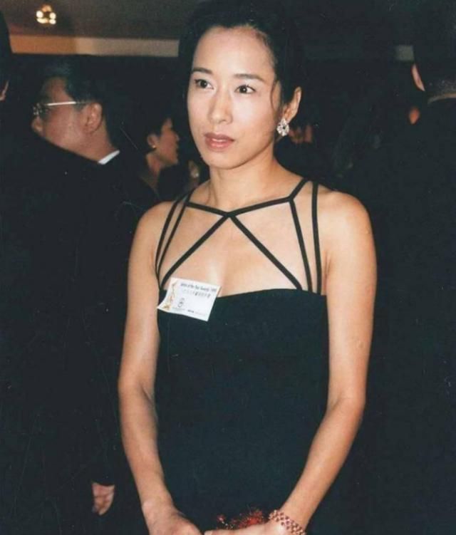 61岁朱玲玲素颜打羽毛球,肌肤白皙状态佳