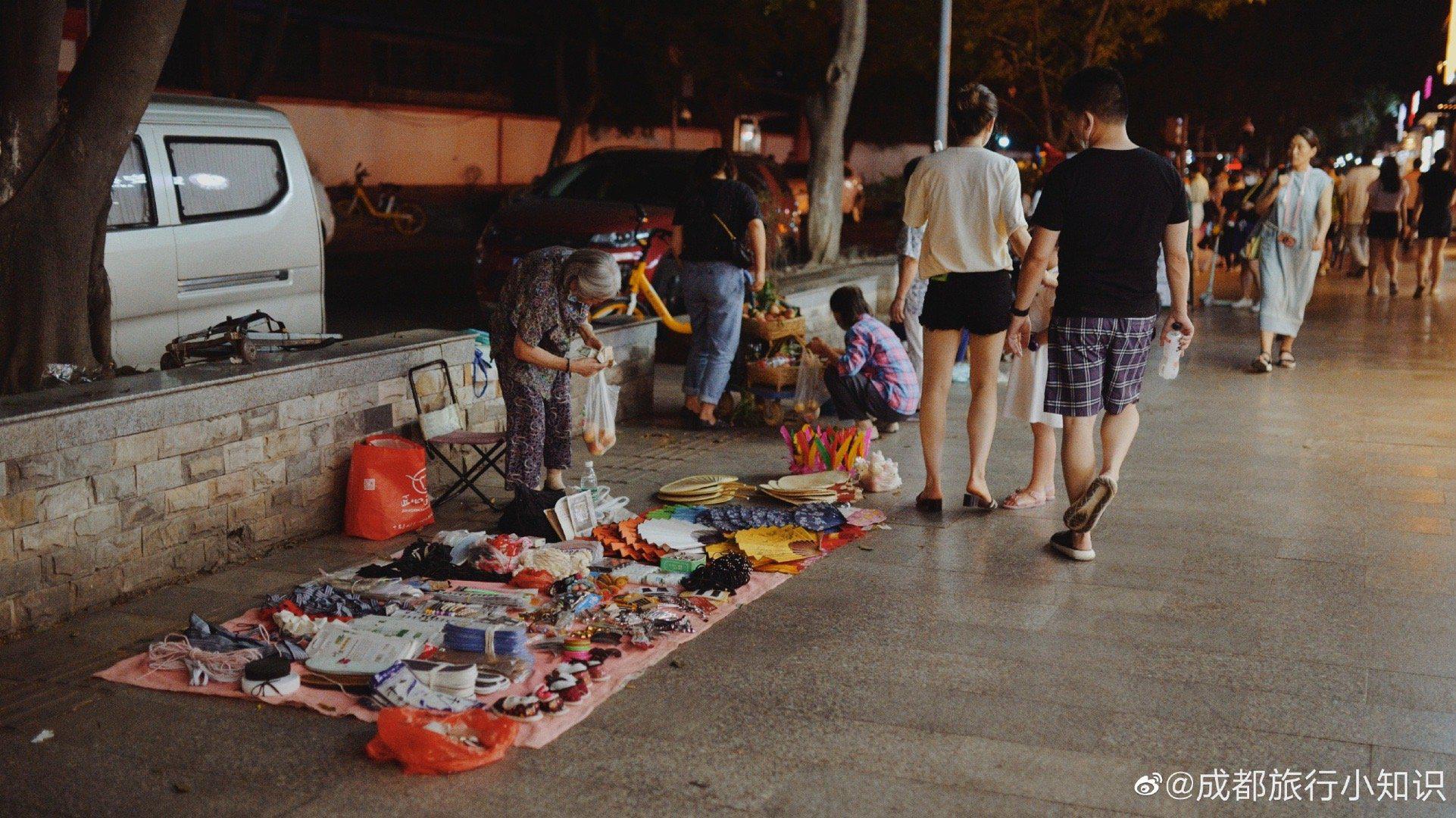 郭家桥 路边的小摊,有一种来自过往的气息. cr.