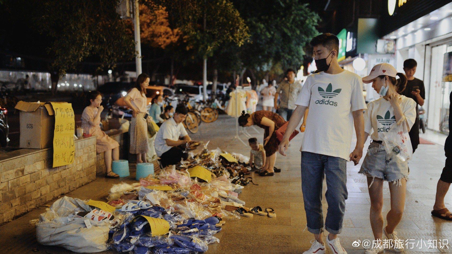 郭家桥 路边的小摊,有一种来自过往的气息. cr.