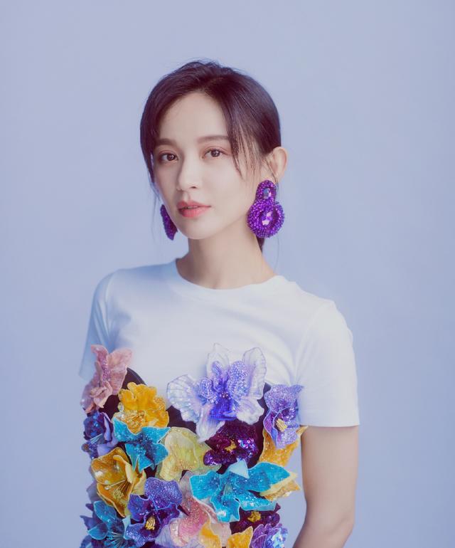 中她是董子健前女友,今穿印花无袖裙,美得知性大气|大江大河|施诗