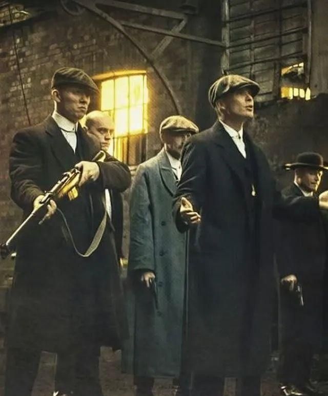 那就是在《浴血黑帮》中频频出现,而"剃刀党"的名号其实也有很大部分