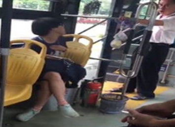 公车上老人怒骂女人,女人掀开衣服后,老人恨不得找个地洞钻进去