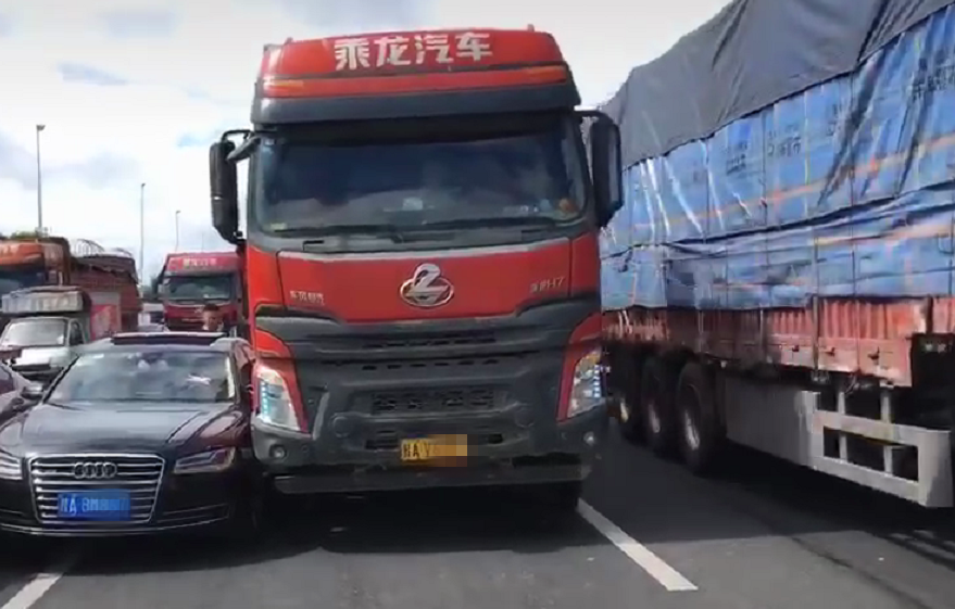 三车不礼让出事故,一台a8l一台7系一台大货车,车尾堵车排长队