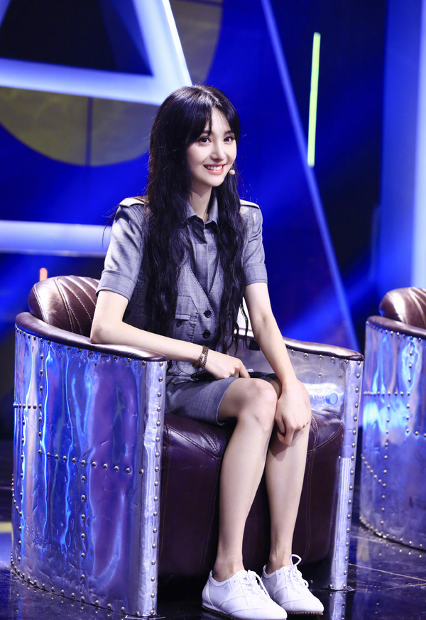 郑爽可真是越来越瘦了,"纸片身材"撑不起连体衣,下巴更尖了