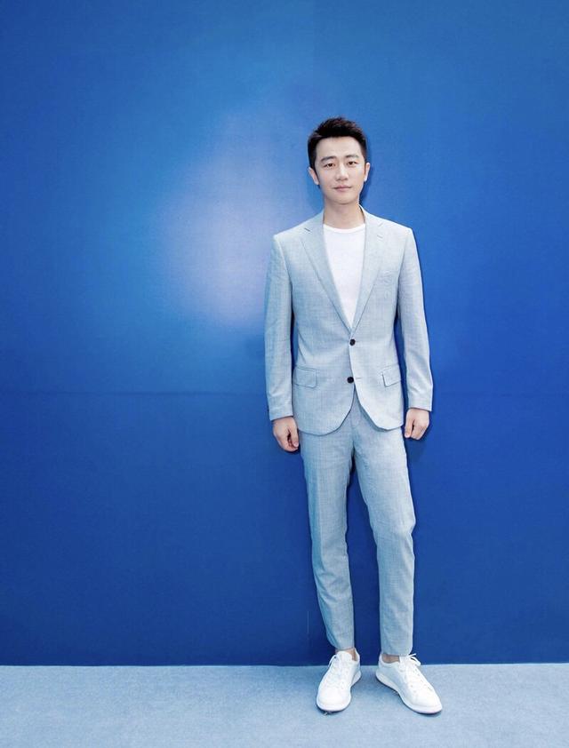 黄轩高调秀恩爱,西装穿搭展露完美身材,有颜有担当满满的荷尔蒙