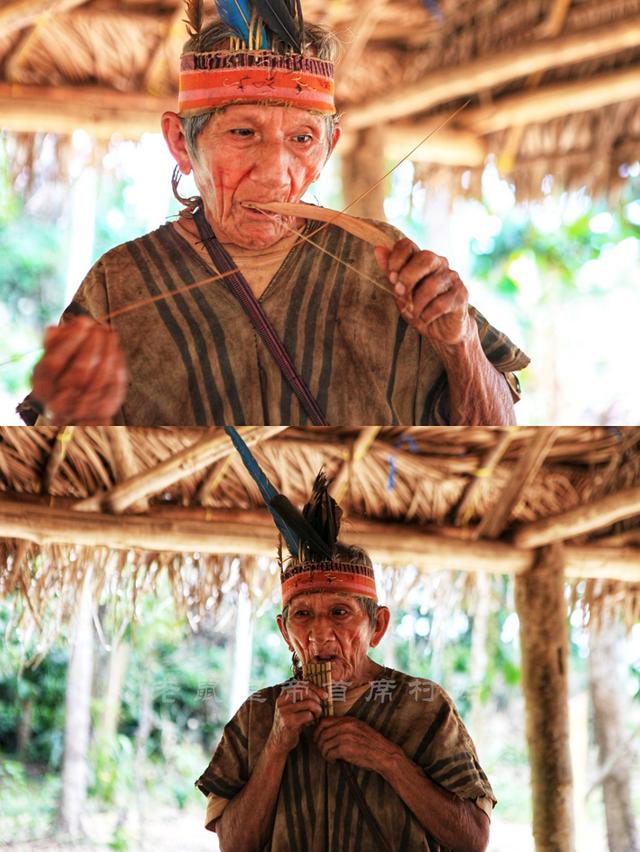 老妇人拿出两把"乐器",一个类似排箫,一个是弓箭一样的琴,都很迷你