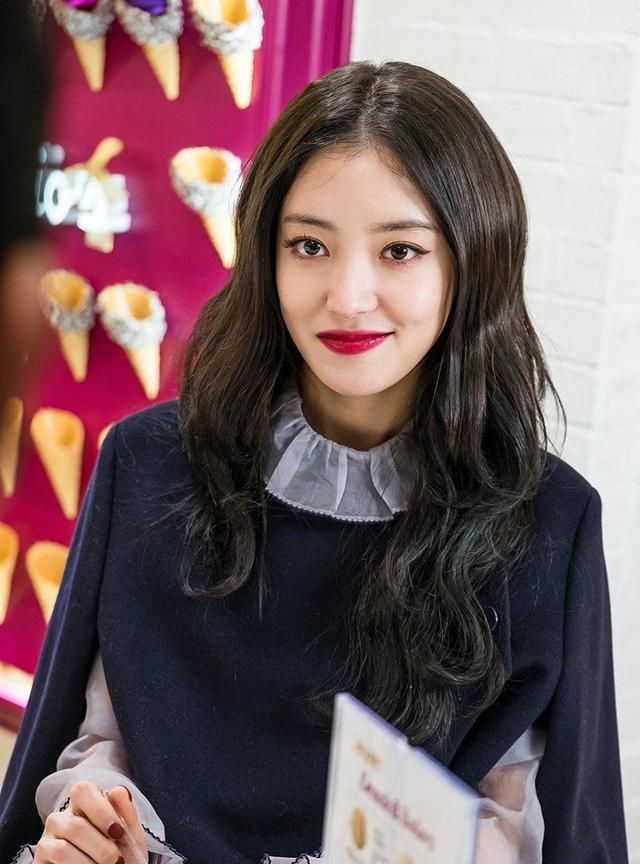 韩国艺人李世英青涩笑容展现温婉可人气质