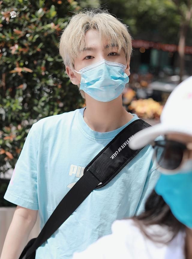 创造营2020最帅女生刘梦黄色头发搭配蓝色短袖满满少年感