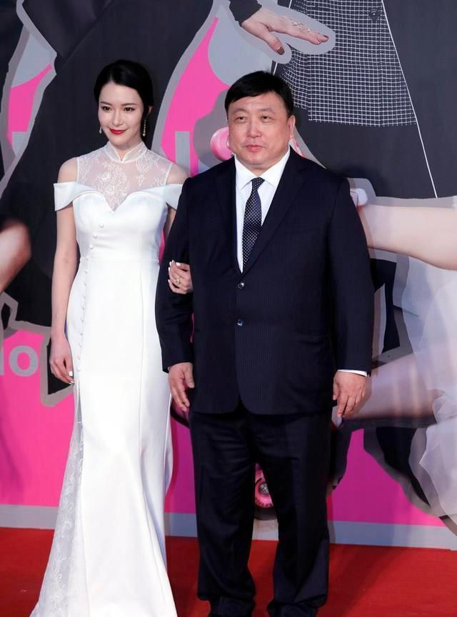 胡然身材有多棒,小黑裙配皮衣外套,挡不住的凹凸感太撩人