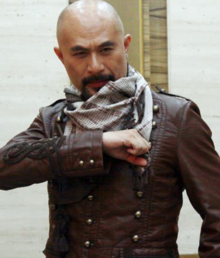 徐锦江在浴室里写字,身后毛巾颜色瞩目,网友:58岁仍有少女心?