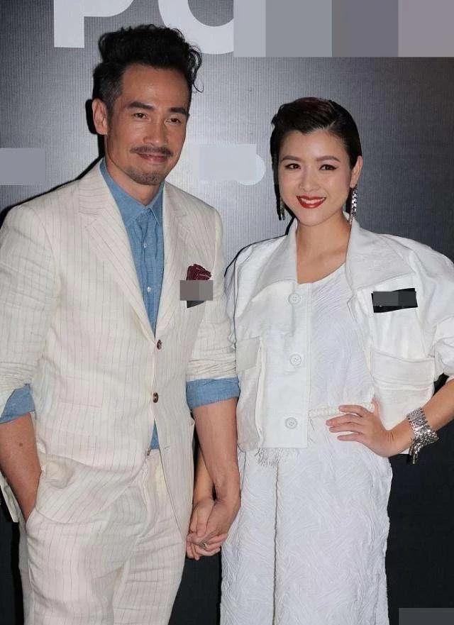 香港演员陈豪妻子罕见露面,穿黑t恤搭碎花裙,全身散发优雅气质