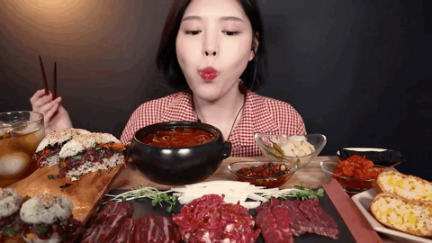 凭一张深渊巨口登顶吃播界top1?其实大家都是为了舔颜吧!