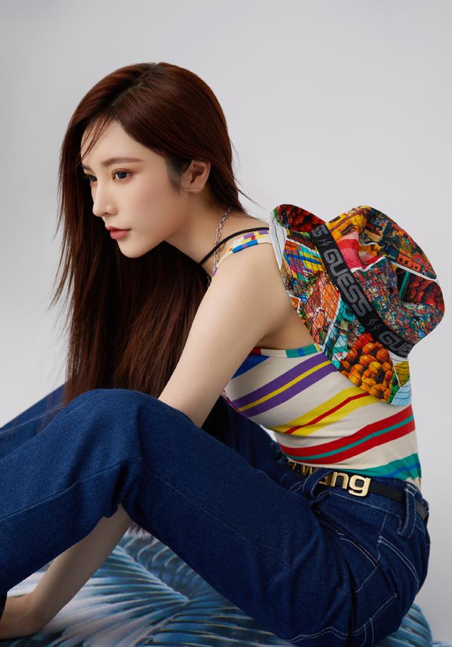 她身材一流被《青春有你2》淘汰,穿喇叭裤踩细高跟,气场1米8