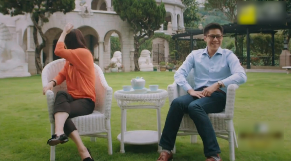 豪门生活平民化,郭晶晶霍启刚专挑平价餐厅吃饭,房子已失修漏雨