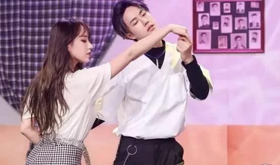 王一博有多抗拒女孩当程潇摸他腹肌时他的反应让粉丝瞬间放心