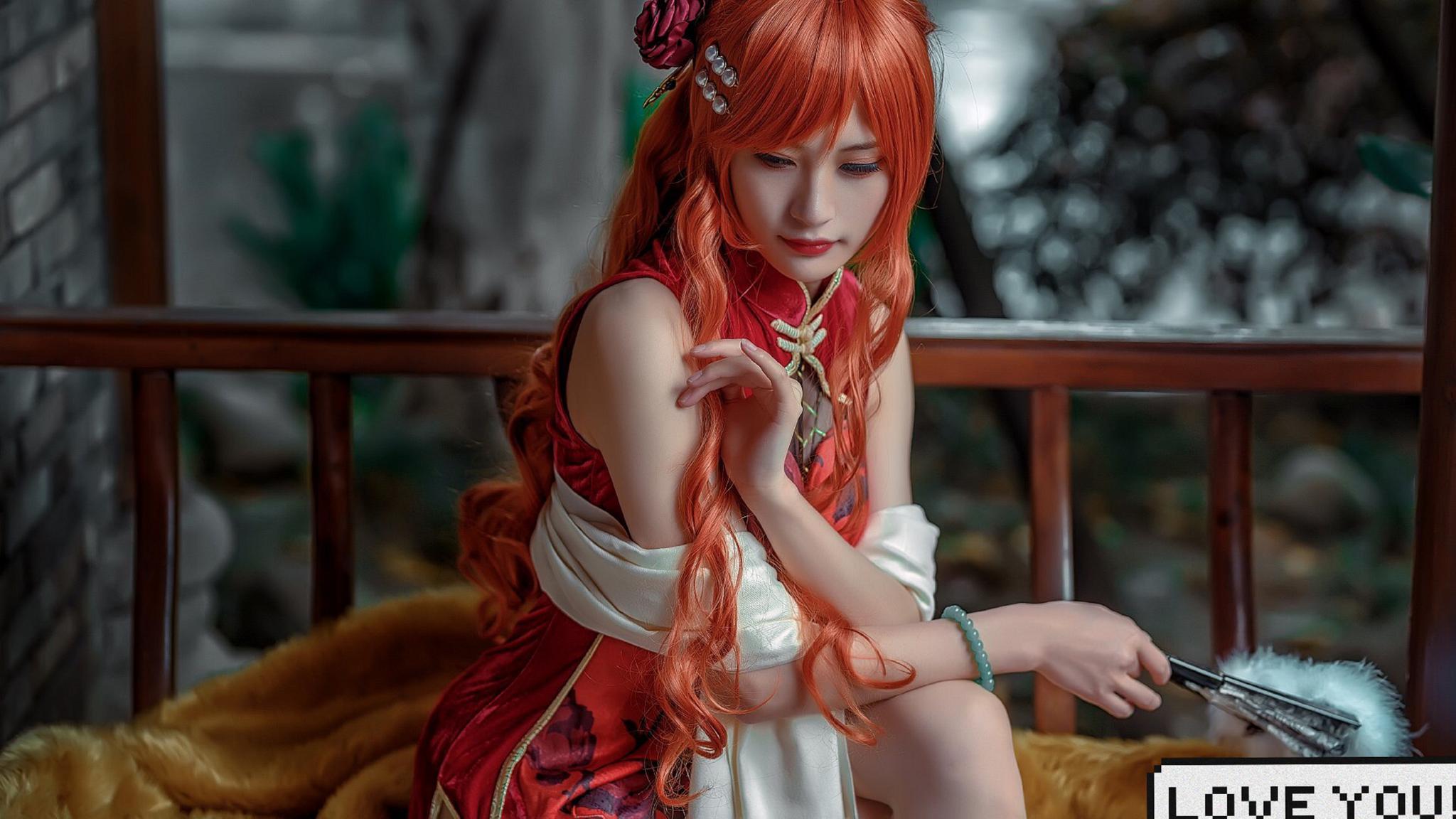 海贼王娜美cos波浪长发开叉旗袍娇坐长椅羽扇轻摇