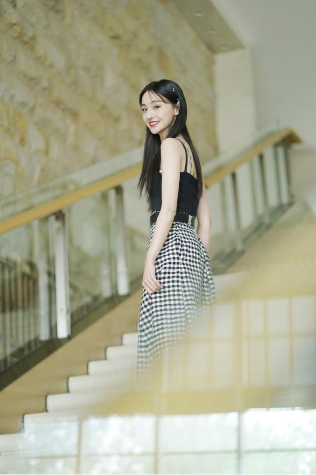 郑爽身材骨感穿衣好看,一身"套娃"吊带装出镜,比例让人羡慕