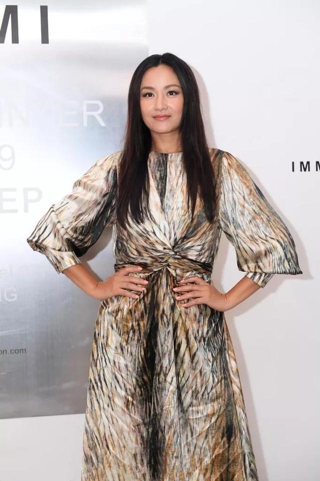 瞿颖才是"壮硕超模",穿牛仔外套配蕾丝短裤,皮肤黝黑更时髦