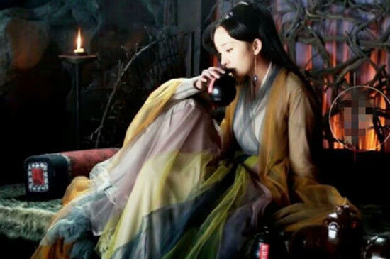 当古装美人借酒消愁,陈乔恩,张馨予,黎姿谁最美?