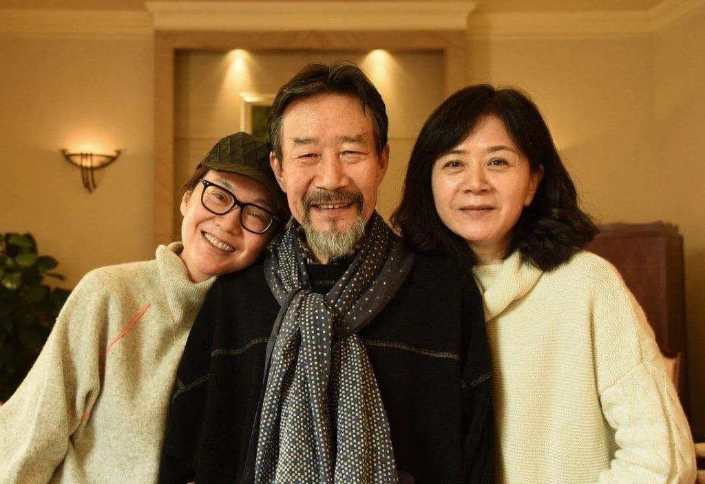 66岁李雪健悼念姑妈于蓝两鬓斑白显憔悴患癌20年夫人不离不弃