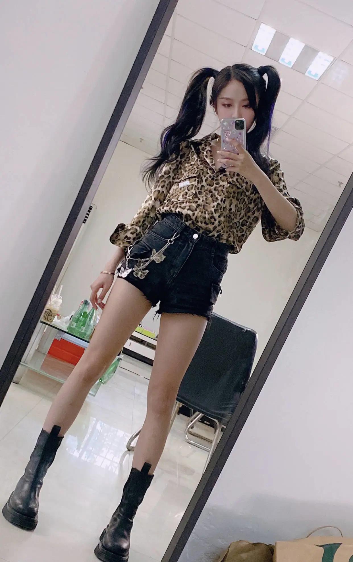 吴宣仪对镜自拍秀新鞋,却被a字腿抢镜,看清腿长的那刻我自闭了