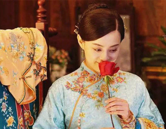 当古装美人手拿一枝花佟丽娅高圆圆刘亦菲谁最美