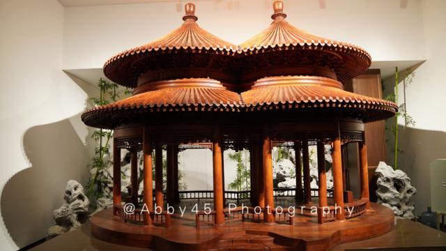 让人大开眼界的还有这个柚木雕刻的双环亭模型,都说横看成岭侧成峰