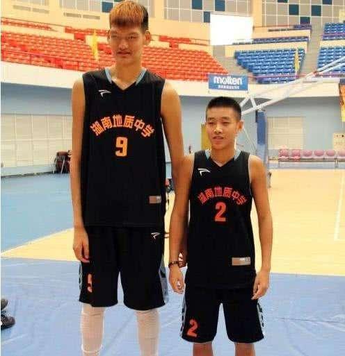 中国男篮后继有人!17岁小将身高2米22,直言:目标赶超姚明